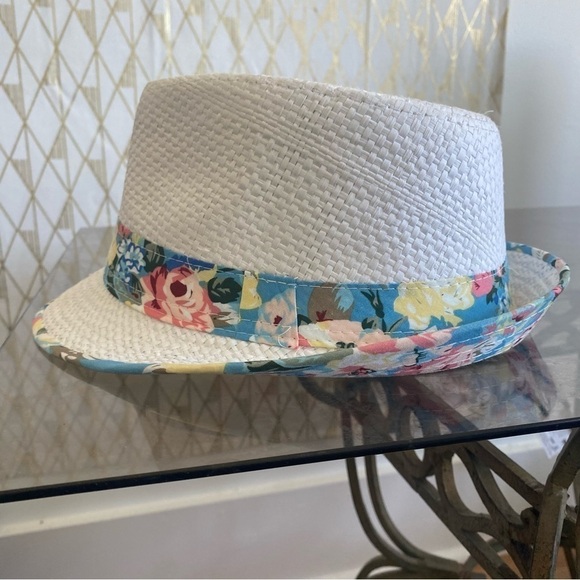 Fedora style Wicker hat with floral band detailing​ - Picture 4 of 4